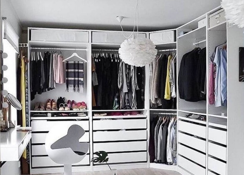 Lemari di Sudut Kamar